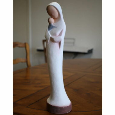 Statue de Vierge de tendresse de tons blanc et beige