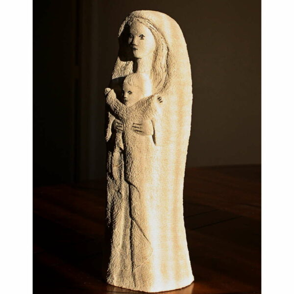 Vierge portant l'enfant, en pierre sculptée naturelle