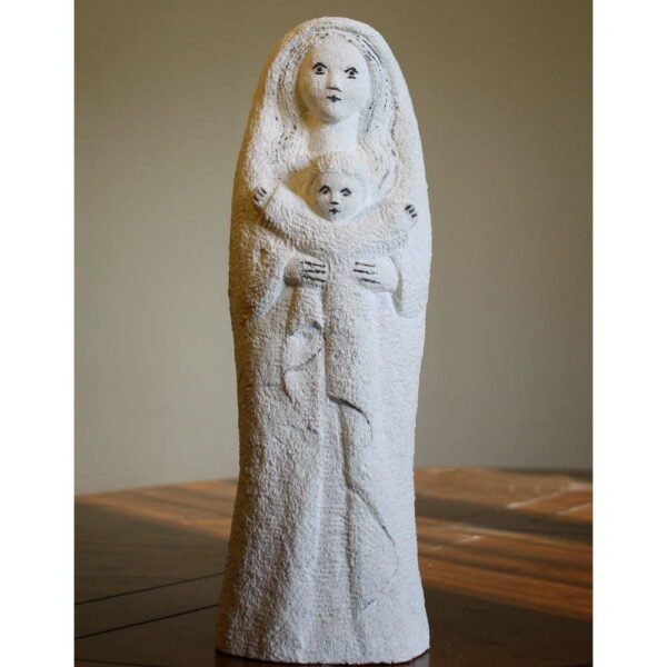 Vierge portant l'enfant, en pierre sculptée naturelle