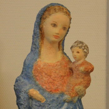 Statue de la Vierge Marie portant l’enfant colorée Sur une embase