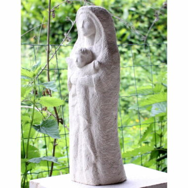 Vierge en pierre blanche avec l’enfant porté devant