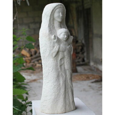 Vierge en pierre blanche avec l’enfant porté devant
