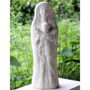 Vierge en pierre blanche avec l’enfant porté devant