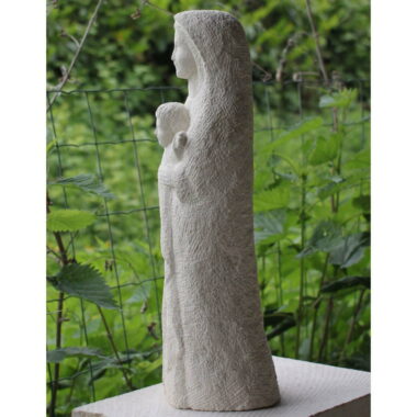 Vierge en pierre blanche avec l’enfant porté devant