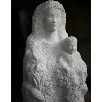 Statue de Vierge-Marie à l'enfant sculptée style pierre brute