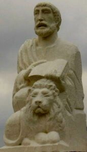 statue en pierre blanche sculpture de saint marc