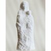 statue de vierge en pierre blanche au lys art religieux