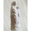 statue de vierge en pierre blanche au lys art religieux