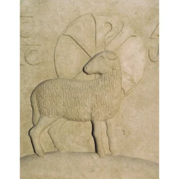 sculpture agneau christique devant d'autel en pierre