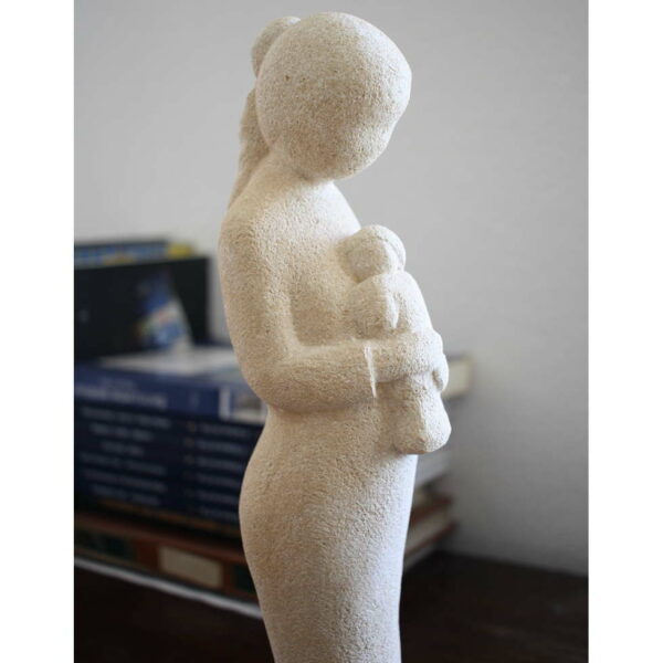 Statue de Vierge sculptée en pierre portant l'enfant