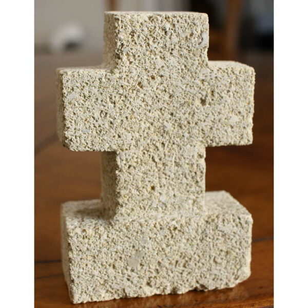 petite croix en pierre naturelle sculptée pour poser
