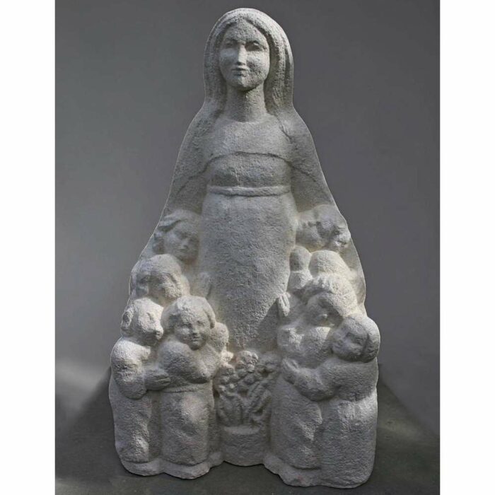statue de vierge aux enfants en pierre