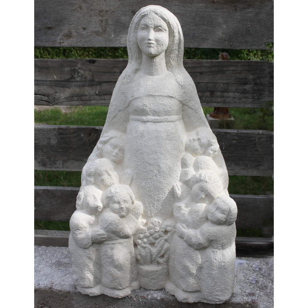 statue de vierge aux enfants en pierre sculptee