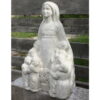 statue de vierge aux enfants en pierre sculptee