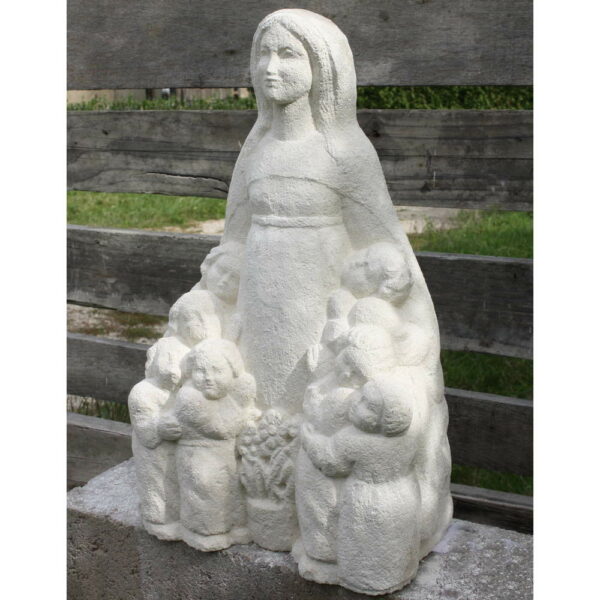 statue de vierge aux enfants en pierre sculptee
