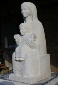 statue de vierge en pierre sculptee
