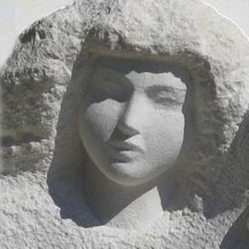 visage de vierge en pierre