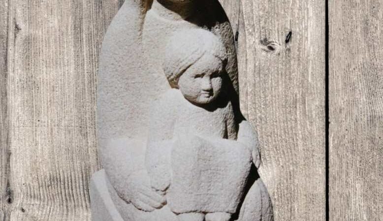 Vierge à l'enfant en pierre m damay sculpteur