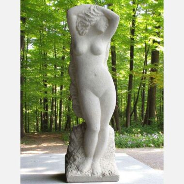 Sculpture d’Eve en pierre ou femme nue s’éveillant
