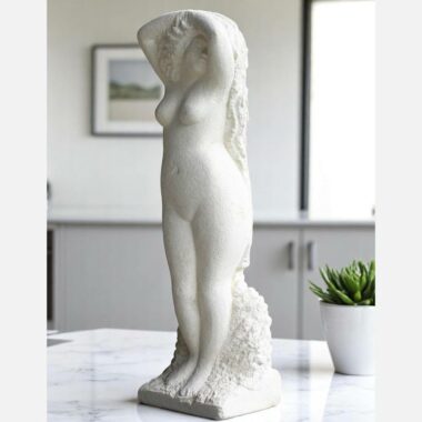 Sculpture d’Eve en pierre ou femme nue s’éveillant