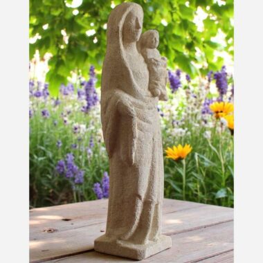 Vierge de type drapée en pierre portant l’enfant -50cm