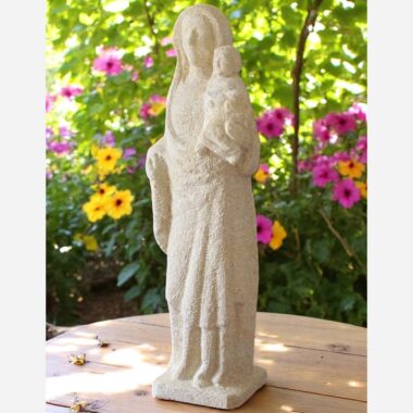 Vierge de type drapée en pierre portant l’enfant -50cm
