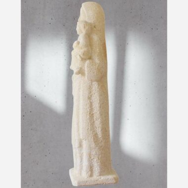Vierge de type drapée en pierre portant l’enfant -50cm