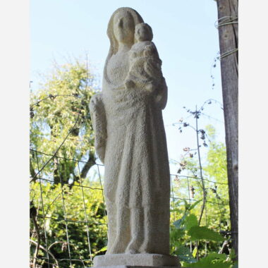 Vierge de type drapée en pierre portant l’enfant -50cm