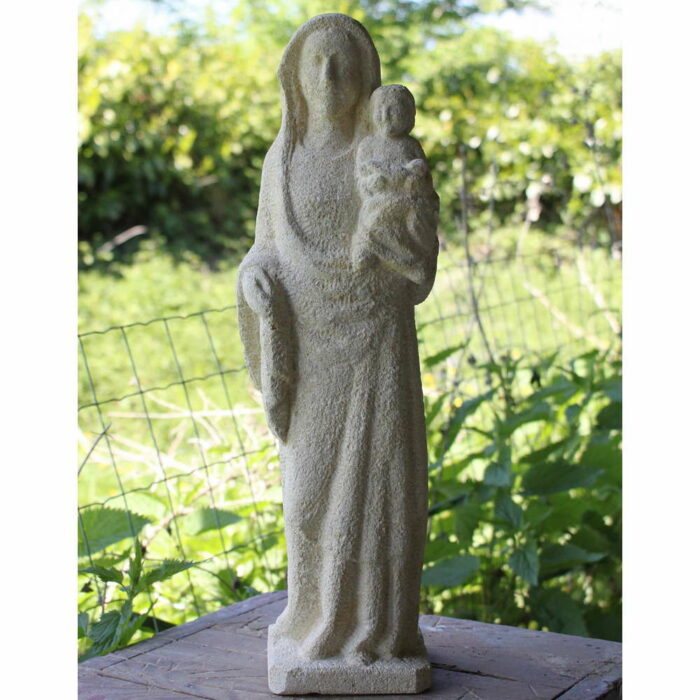 sculpture statue vierge en pierre avec l'enfant exterieur