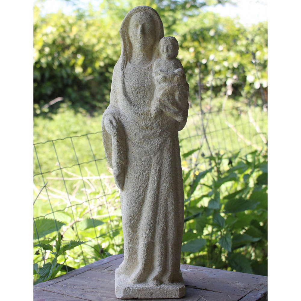 sculpture statue vierge en pierre avec l'enfant exterieur