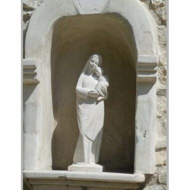 Vierge de tendresse en pierre avec lignes de drapé