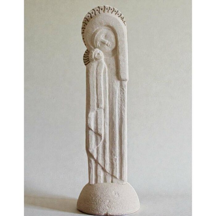 statue de vierge en pierre nimbee et sur socle