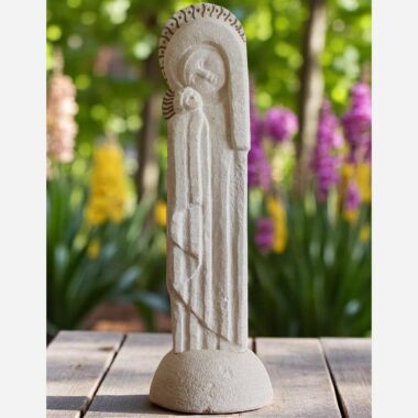 Statue de Vierge de tendresse nimbée et en pierre -2