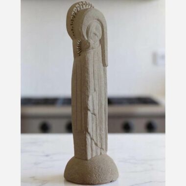 Statue de Vierge de tendresse nimbée et en pierre -2