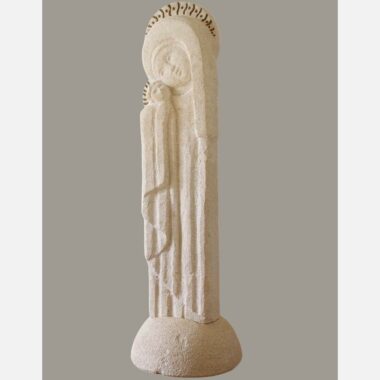Statue de Vierge de tendresse nimbée et en pierre -2