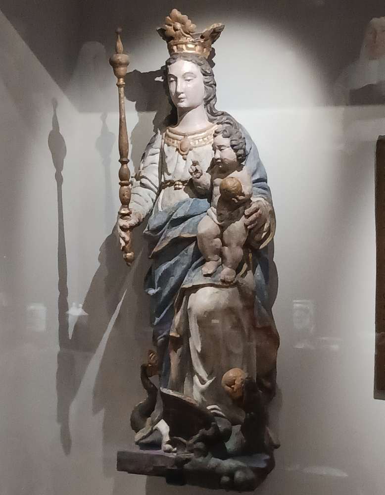 histoire vierge marie sculpture statue representations