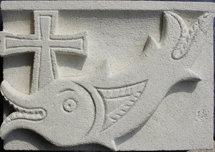 ichtus poisson chretien en pierre dauphin