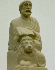 statue de saint marc en pierre exterieur