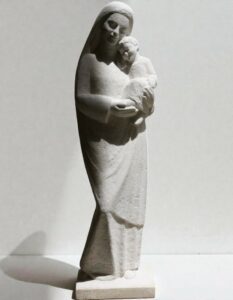 statue de vierge à l'enfant en pierre et de tendresse