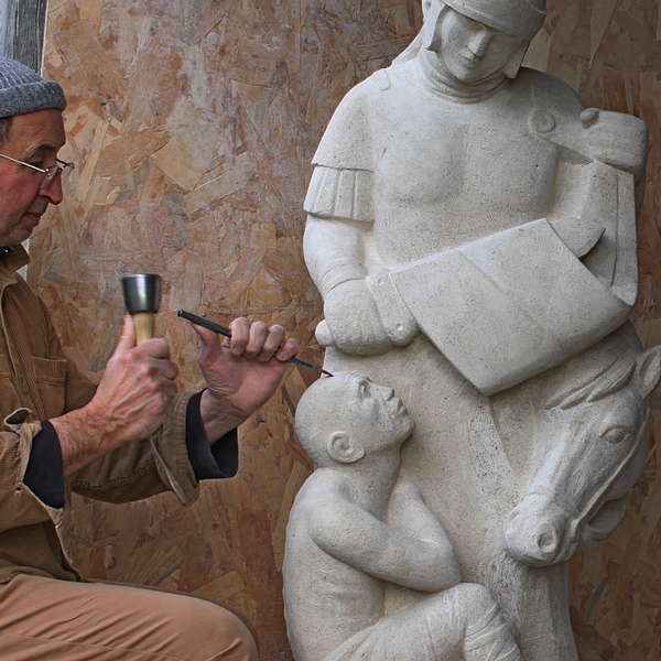 Lire la suite à propos de l’article Comment commander une statue en pierre sur mesure ? (Étapes, délais et conseils d’un sculpteur professionnel)