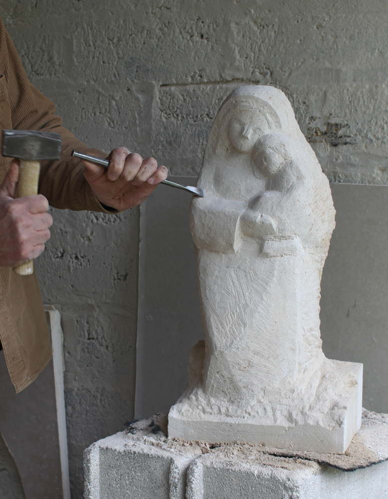 sculpture d'une statue de vierge en pierre