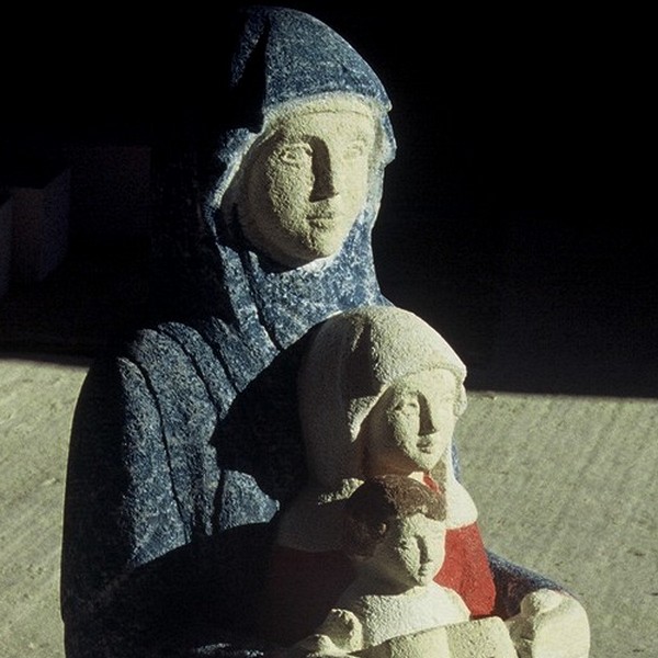 statue de sainte anne trinitaire en pierre à Avignon