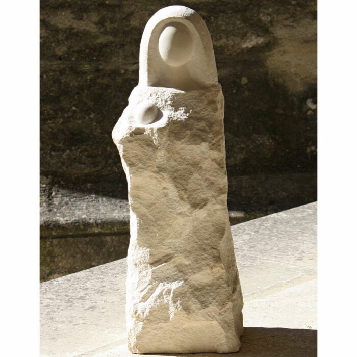 Sculpture de Vierge à l'Enfant en pierre blanche taillée brut.