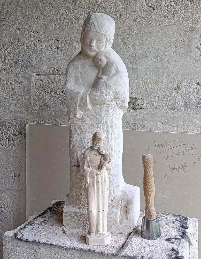 statue de saint joseph en pierre à l'atelier