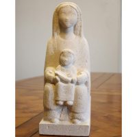 statue sculptee vierge à l'enfant style roman majetsé assise en pierre