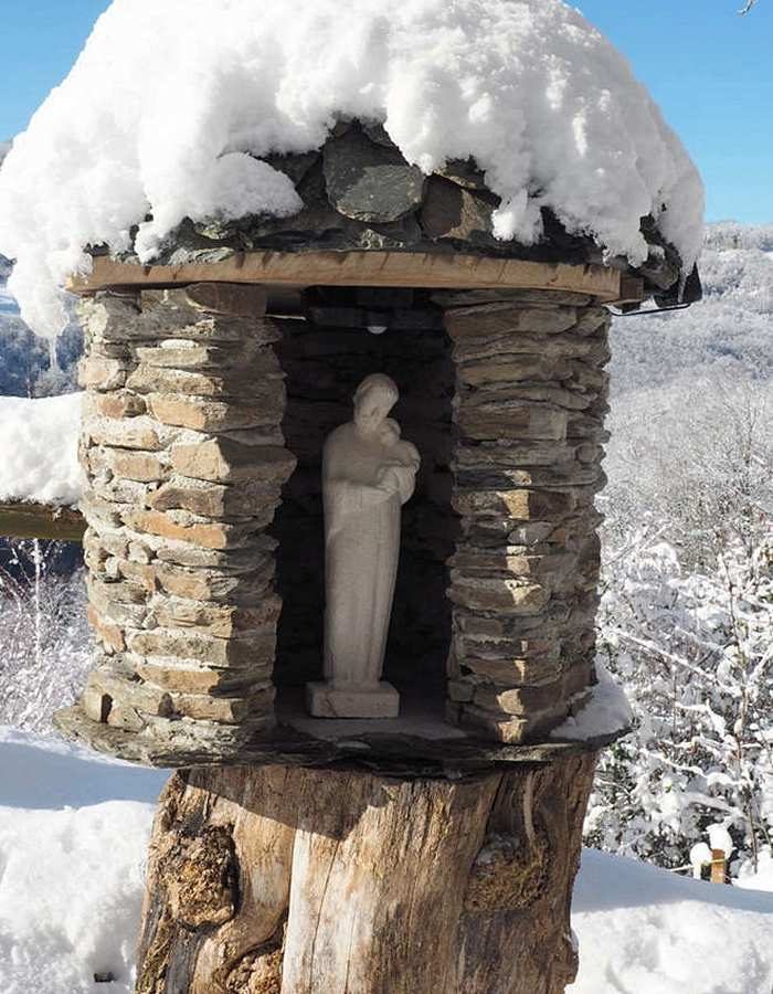 statue de st joseph dans une niche en pierre