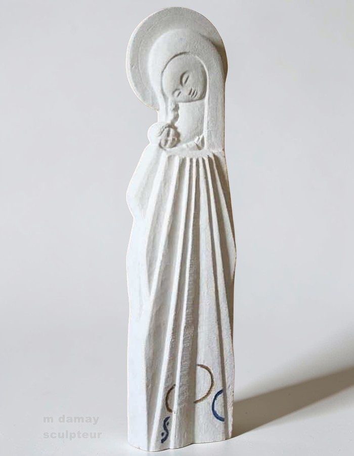 statue de vierge contemporaine en pierre