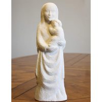 Vierge à l’enfant statue en pierre de style drapé et tendresse