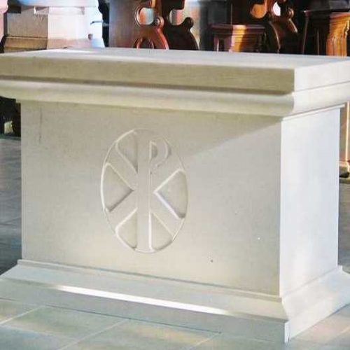autel en pierre sculpté tailleur de pierre