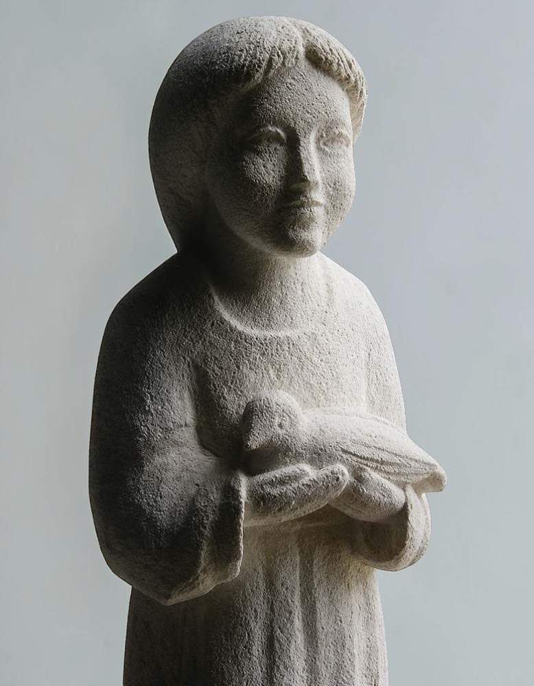 sculpture de l'anfant jesus tenant une colombe en pierre